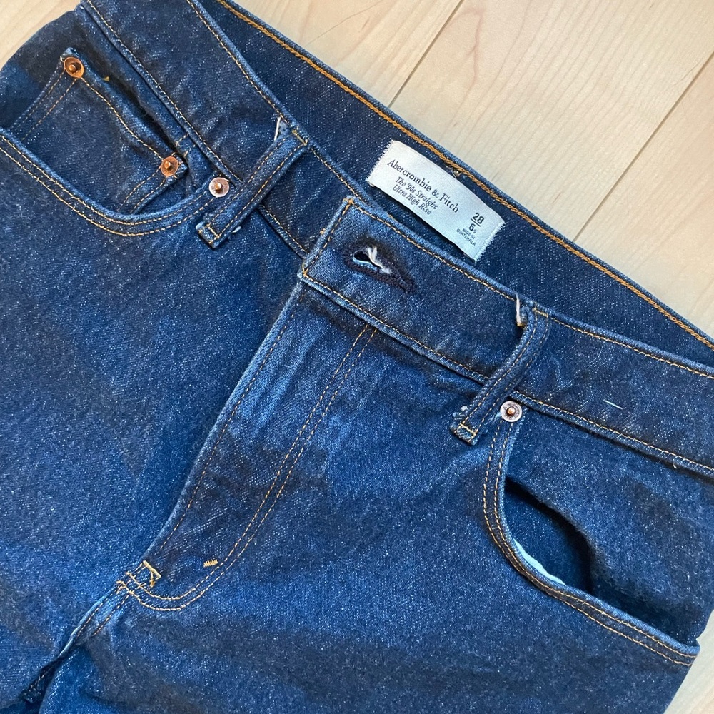 Abercrombie Ultra High Rise 90s Straight Jean - Dark Wash - Like New Sz 28